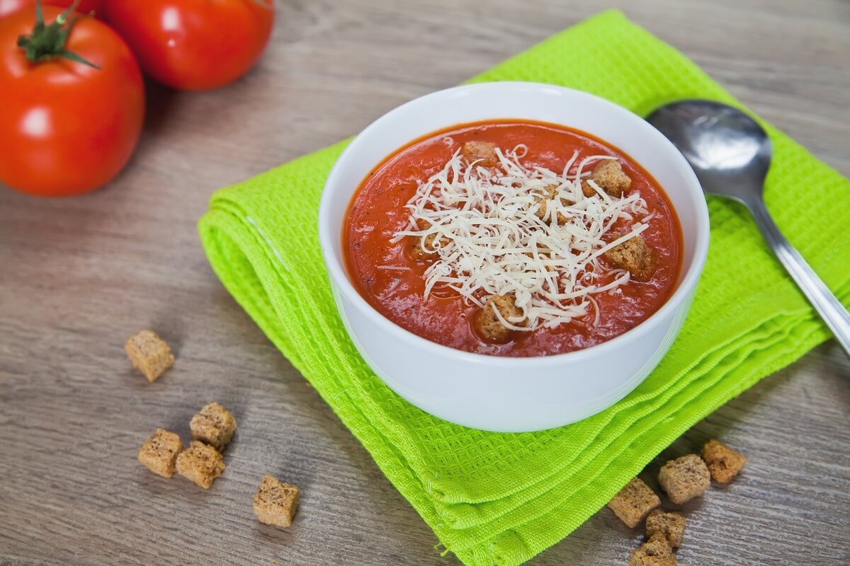 Supă italiană de roșii cu mozzarela