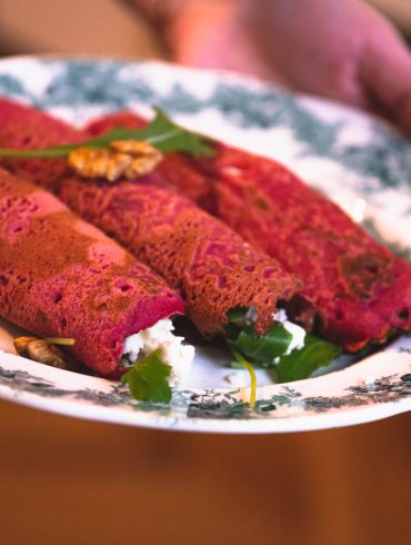 Clătite din sfeclă cu brânză si rucola