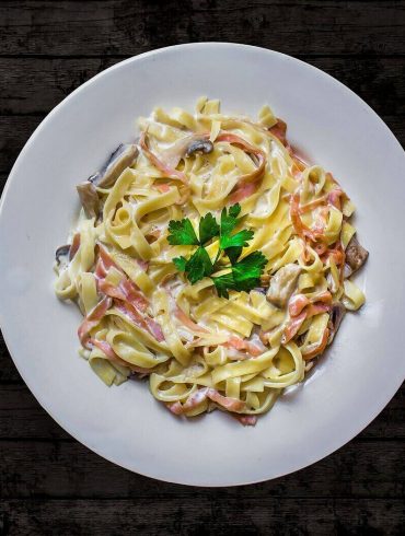 Gătiți Spaghetti Carbonara