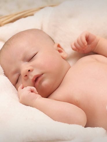 Ako pomôcť bábätku spať v horúčavách