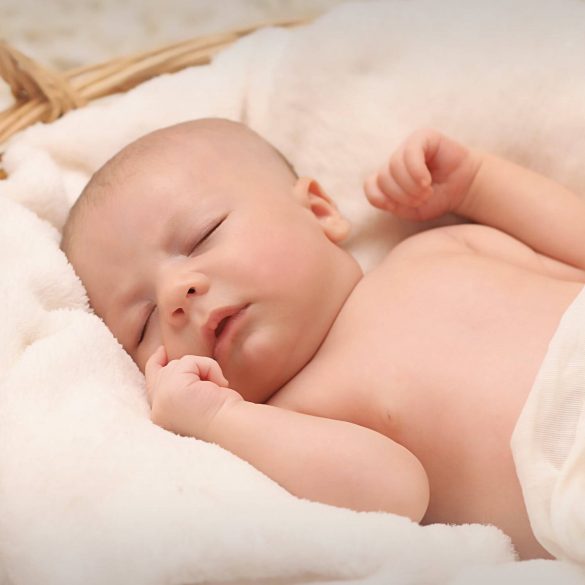 Ako pomôcť bábätku spať v horúčavách