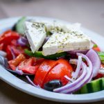 salata grecească și tzatziki