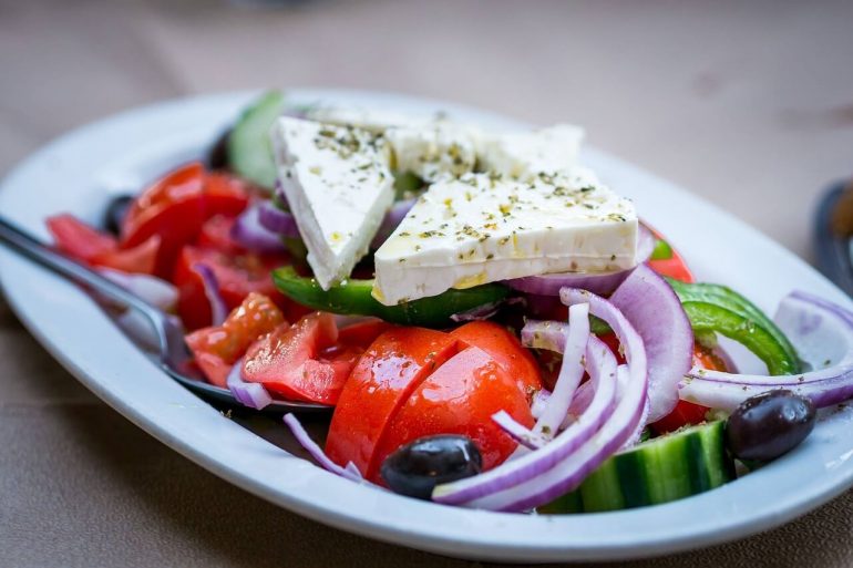 salata grecească și tzatziki