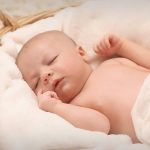 Hogyan segítsünk a babáknak aludni a hőségben