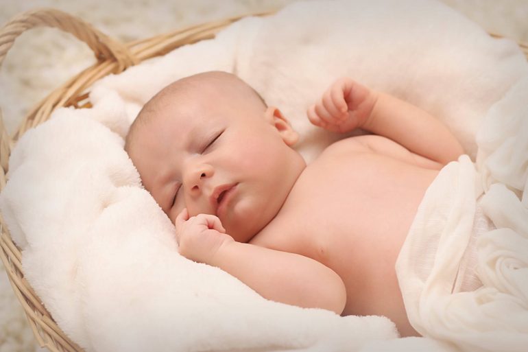 Hogyan segítsünk a babáknak aludni a hőségben