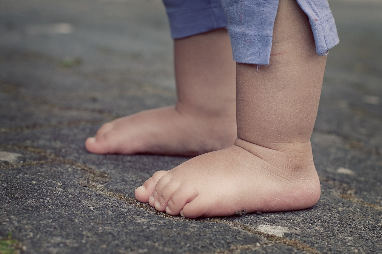 Hogyan öltöztetjük a csecsemőt a forró nyári napokon