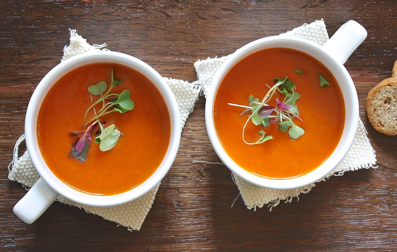 Supă groasă de tomate cu busuioc și parmezan