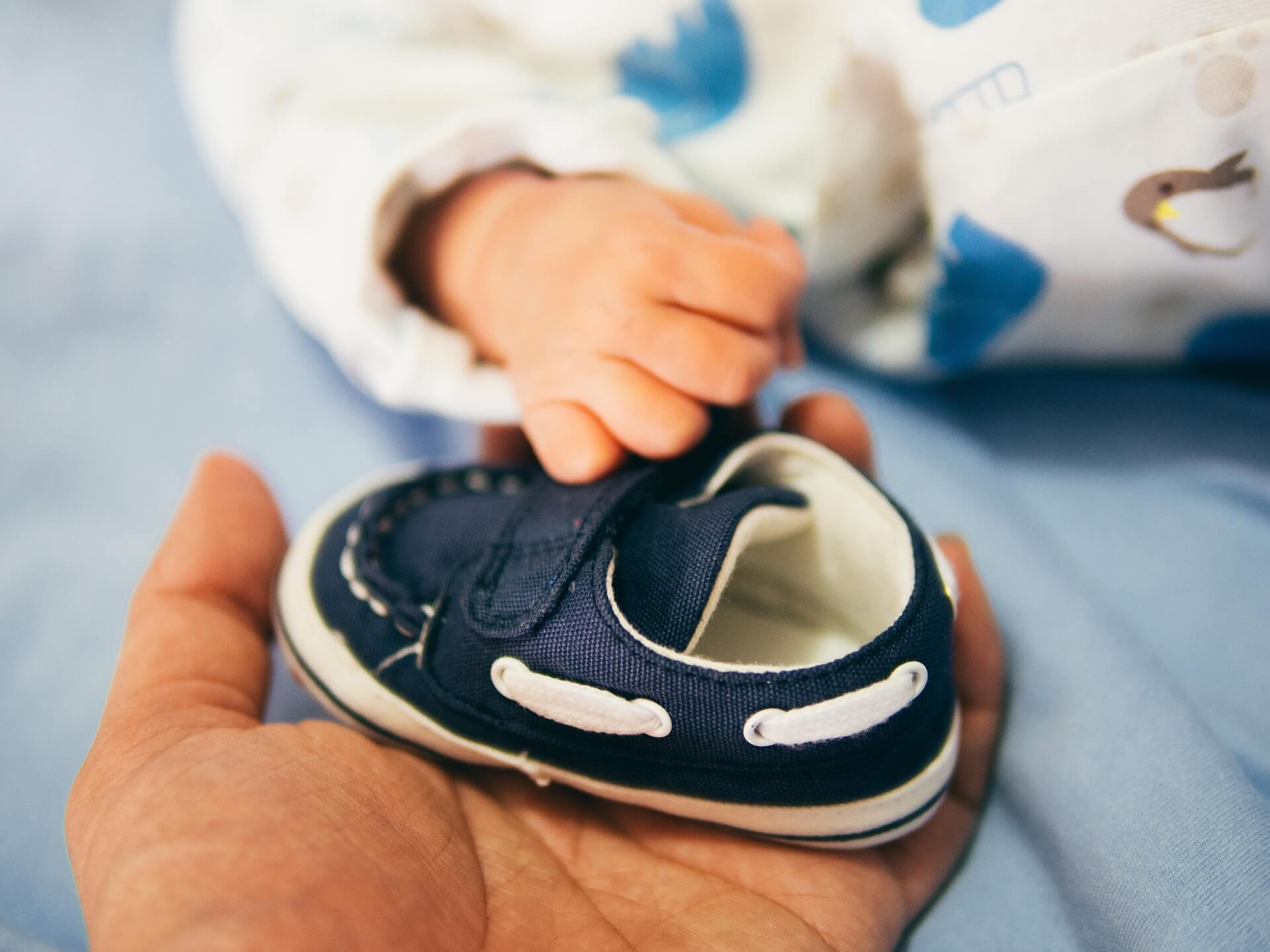 Prvé topánky nasaďte dieťaťu až v momente samostatnej chôdze