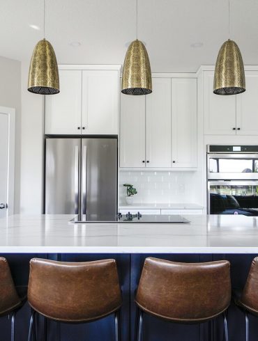 Épp bárszéket választ