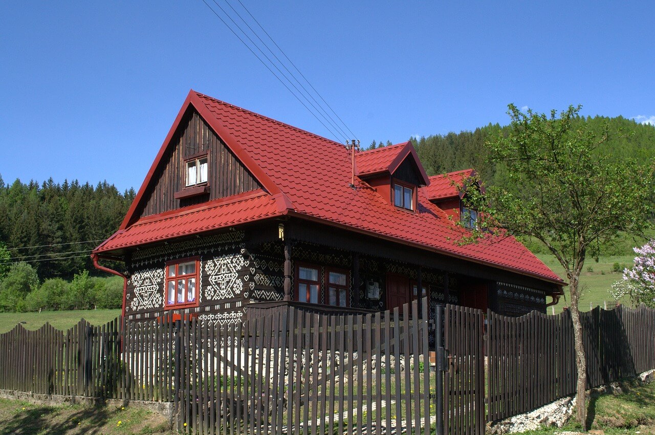 Čičmany se află sub muntele Strážovec