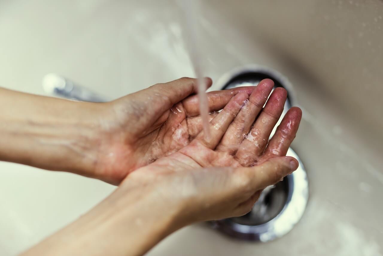 Ne nyúljunk az arcunkhoz és mossunk kezet