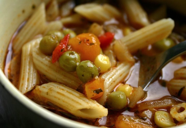 Supă tradițională italiană Minestrone