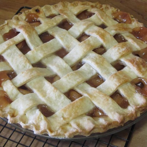 Coaceți-vă prăjitură delicioasă grilaj cu mere
