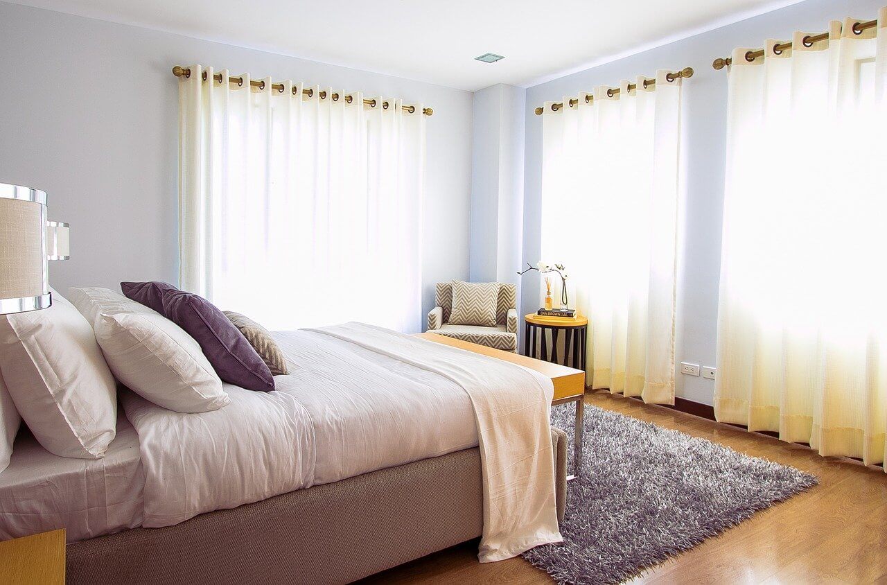 În dormitor schimbați lenjeria de pat, curățați spațiul de depozitare din pat, aerisiți și aspirați saltelele.