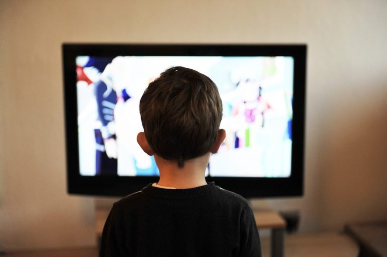 Gyermekünk gyakran a tévé előtt ül?