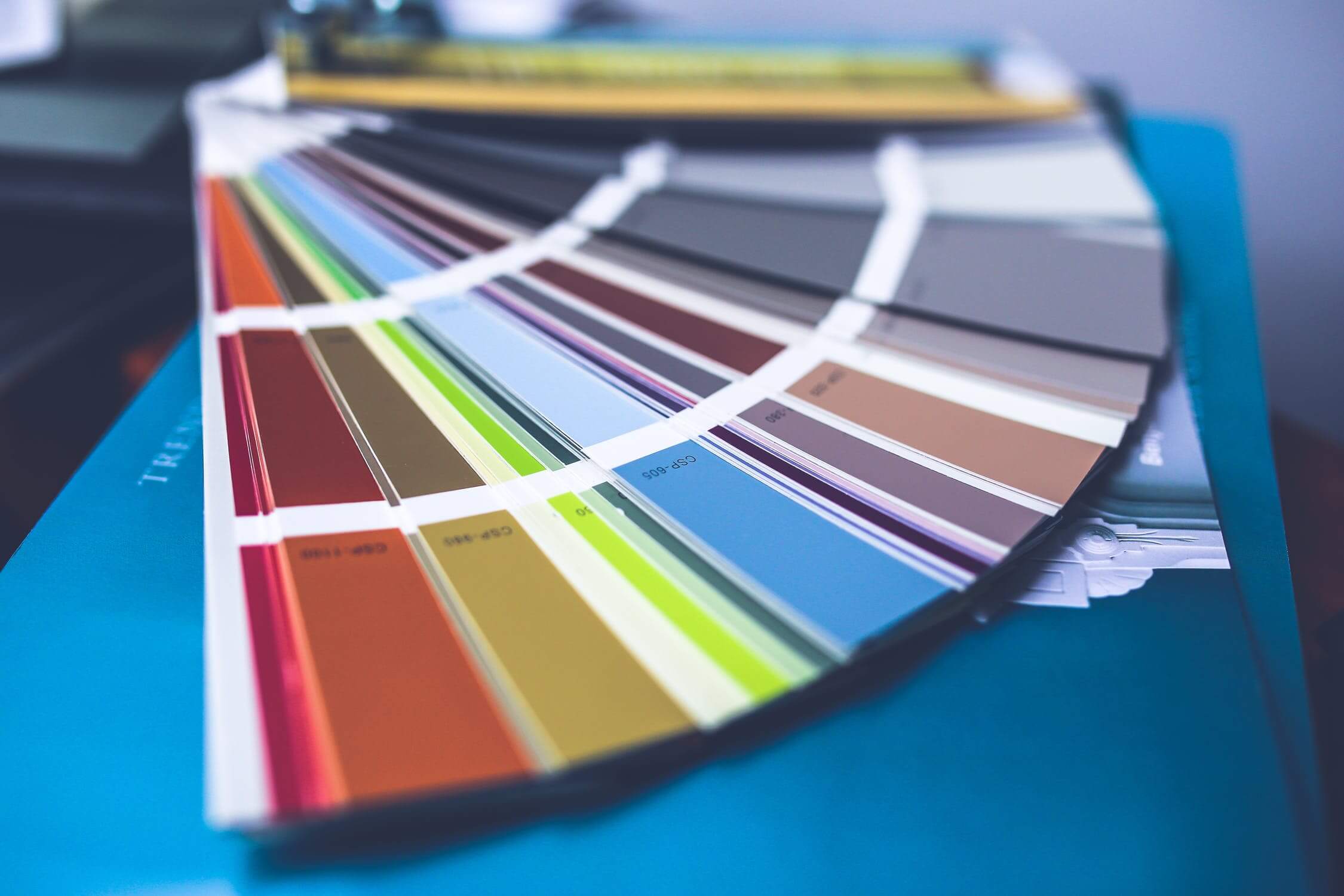 Experții în domeniul culorilor din institutul Pantone aleg luni întregi favoritul