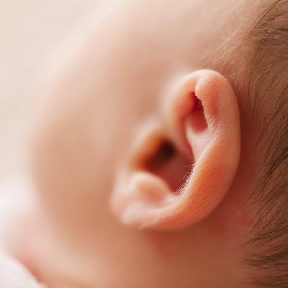 Cum să curățați corect urechile copiilor