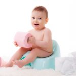 Čo vám napovie farba stolice u dojčaťa