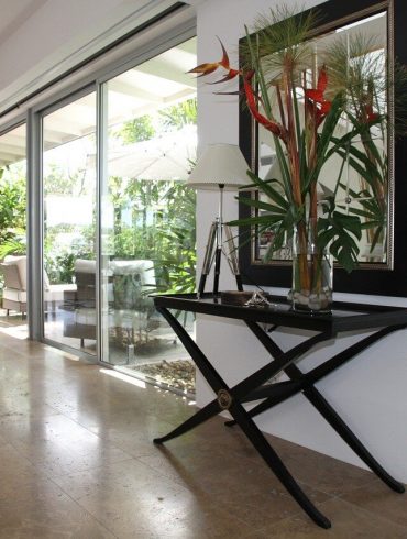 Măsuța consola în hol