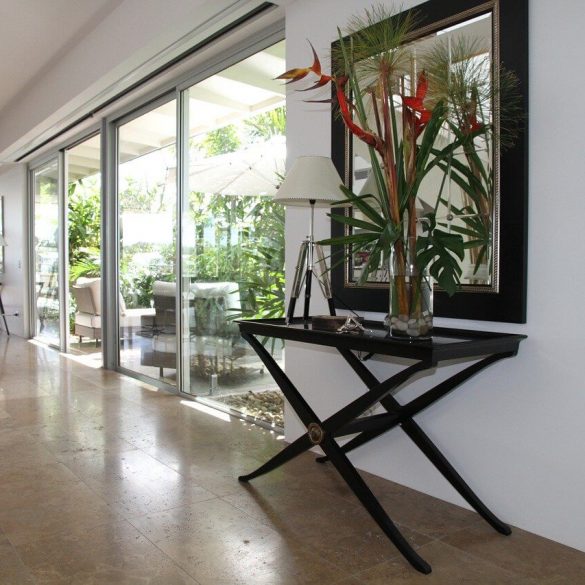 Măsuța consola în hol