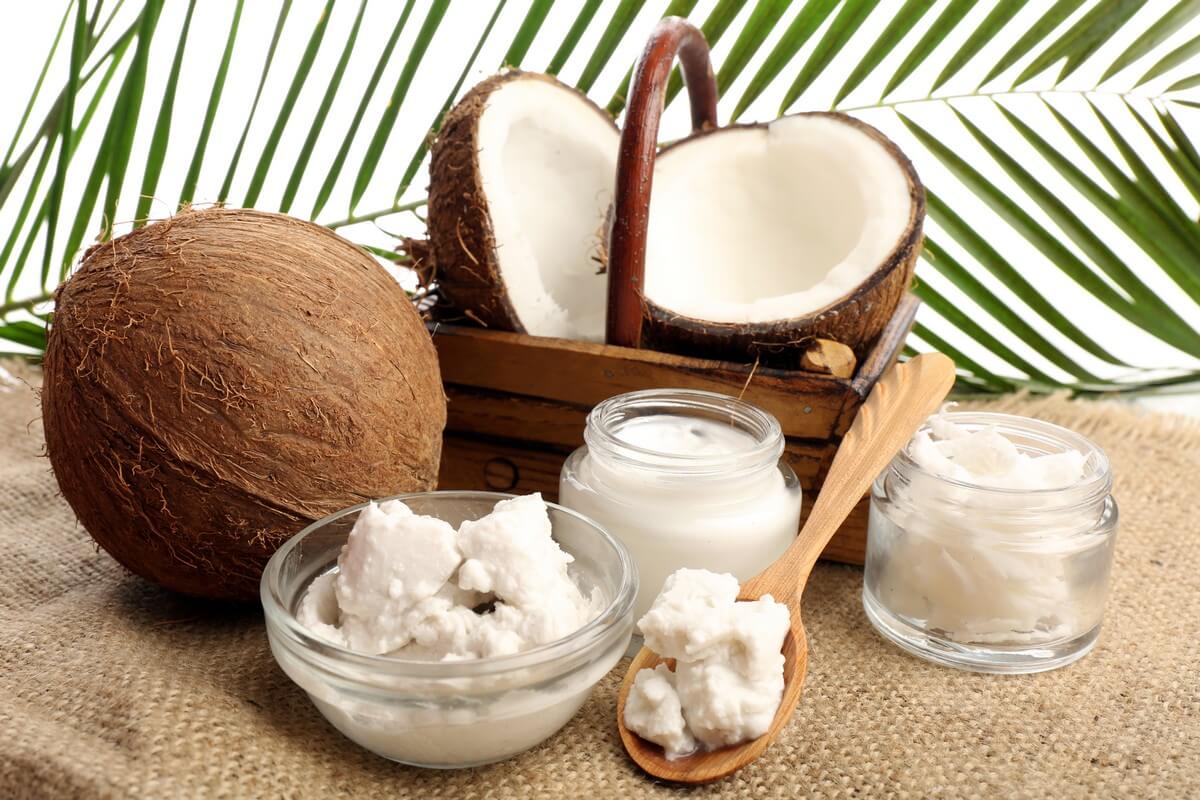 môžete pristúpiť k hydratácii nôh, skvelou voľbou je napríklad kokosový olej