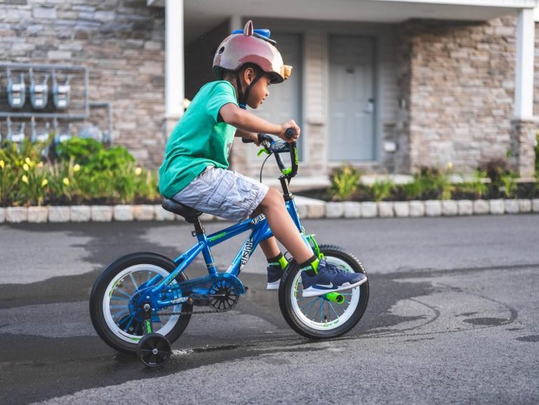 Hogyan választjunk gyerek biciklisisakot?