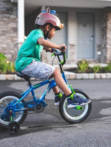 Ako vybrať detskú helmu na bicykel