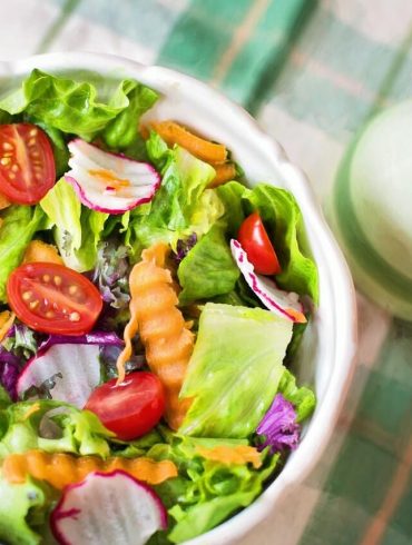 4 rețete de dressinguri sănătoase pentru salate