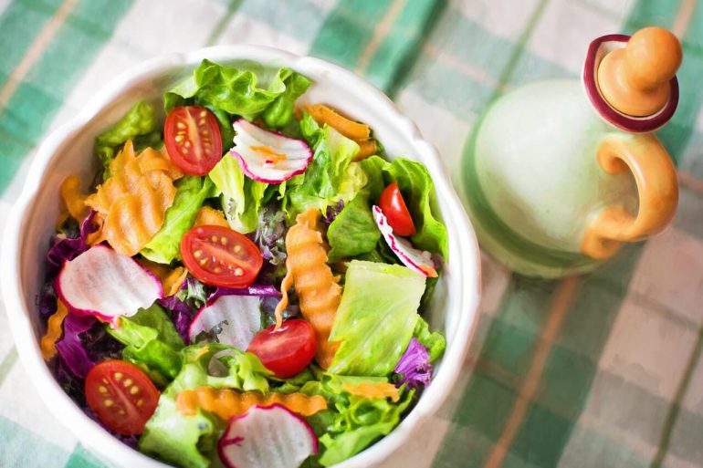 4 rețete de dressinguri sănătoase pentru salate