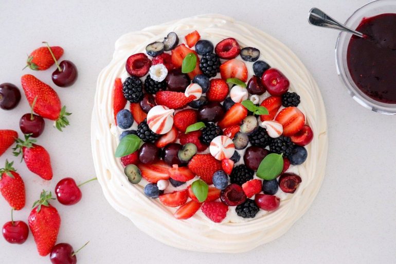 Pavlova torta s lesným ovocím