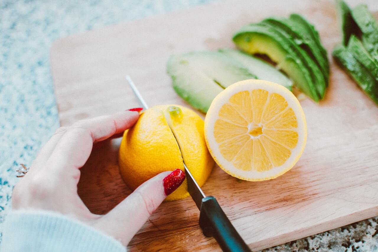 Ak vás trápia stvrdnuté päty a návšteva pedikérky je v nedohľadne, pomôže citrón.