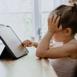 Copilul petrece prea mult timp la calculator sau telefon?