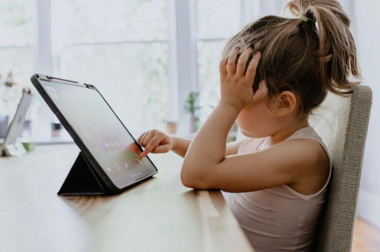 Copilul petrece prea mult timp la calculator sau telefon?