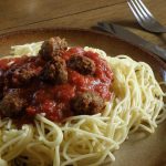 Špagety s mäsovými guľkami a paradajkovou omáčkou