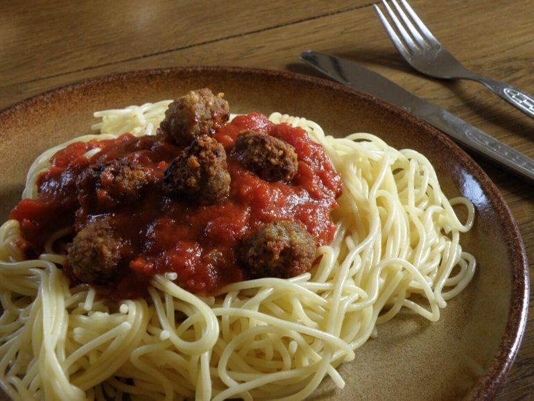 Špagety s mäsovými guľkami a paradajkovou omáčkou